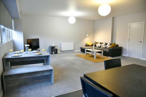 Huge Modern Apartment 2 Bathrooms Sleeps 6