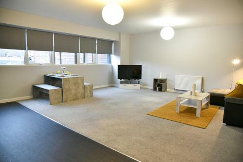Huge Modern Apartment 2 Bathrooms Sleeps 6