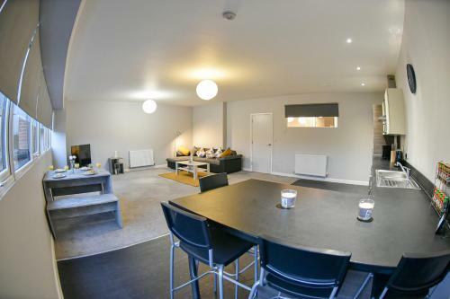 Huge Modern Apartment 2 Bathrooms Sleeps 6