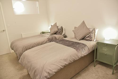 Huge Modern Apartment 2 Bathrooms Sleeps 6