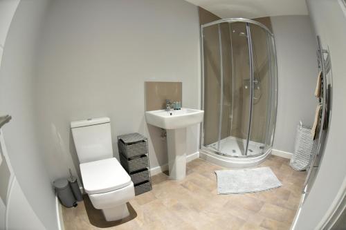 Huge Modern Apartment 2 Bathrooms Sleeps 6