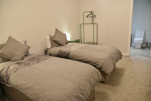 Huge Modern Apartment 2 Bathrooms Sleeps 6