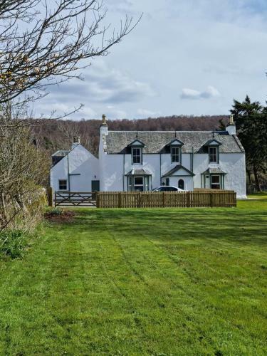 Darris Farmhouse With Attached Seperate Cottage