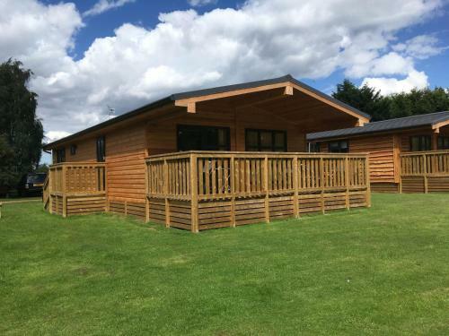 Lodge Woodlakes Park