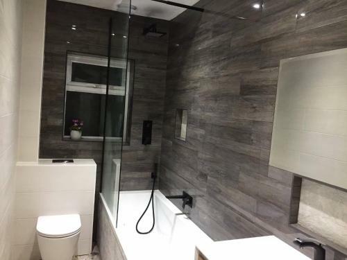 Hostal Double Bedroom, Kings Lynn, New Renovated Bathroom