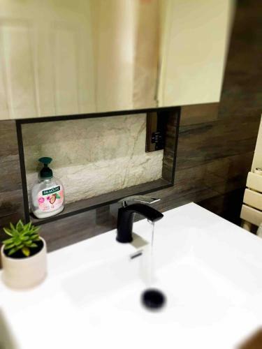 Hostal Double Bedroom, Kings Lynn, New Renovated Bathroom