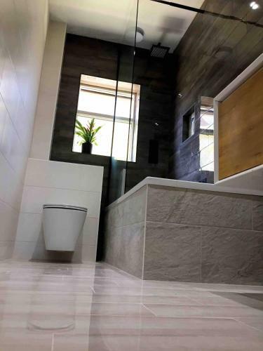 Hostal Double Bedroom, Kings Lynn, New Renovated Bathroom