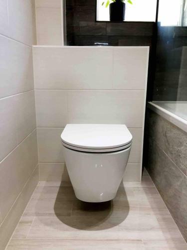 Hostal Double Bedroom, Kings Lynn, New Renovated Bathroom
