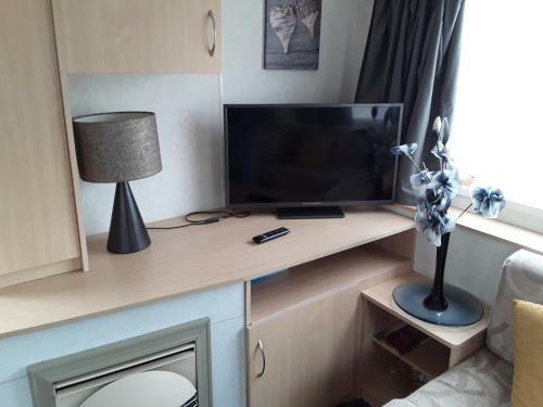 2 Bed Caravan Approx 10 Mins From Beach Suzie 2