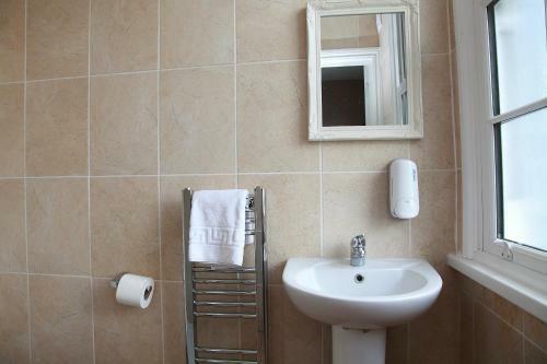 Hampton Court Hotel