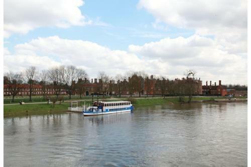Hampton Court Hotel
