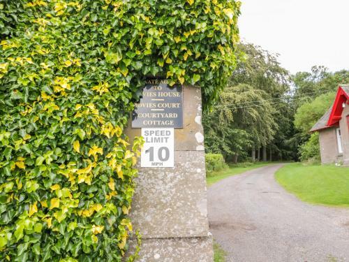 Courtyard Cottage, Letham