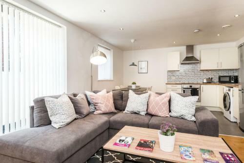 Gorgeous Central 2 Bed Apt - L1's Doorstep