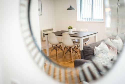 Gorgeous Central 2 Bed Apt - L1's Doorstep