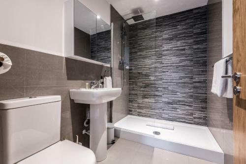 Luxury Apt With Free Parking