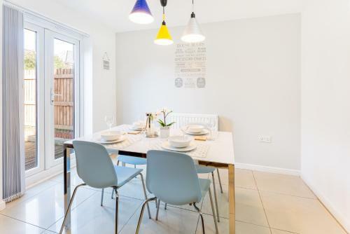 Spacious Contractor House For Large Groups - Private Parking By Liverpool Short Stay