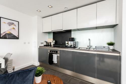 Scenic Dock View Apartment In Central Liverpool