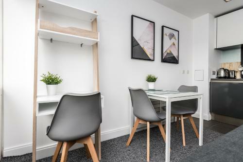 Scenic Dock View Apartment In Central Liverpool