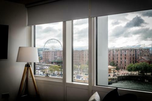 Scenic Dock View Apartment In Central Liverpool