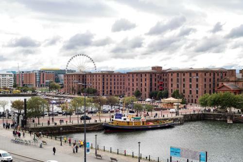 Scenic Dock View Apartment In Central Liverpool