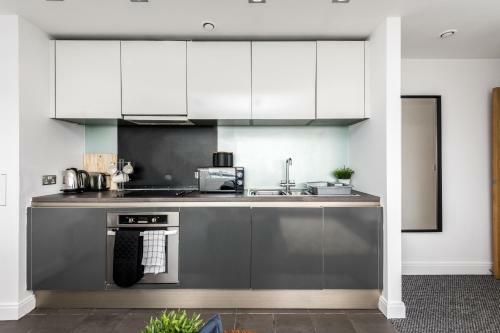 Scenic Dock View Apartment In Central Liverpool