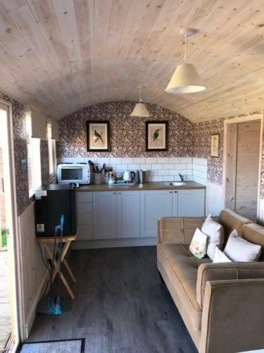 Shepherd's Hut - Walled Gardens Llandenny