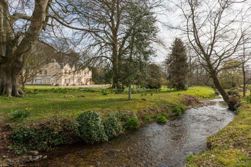 Llyswen Chateau Sleeps 18 With Wifi