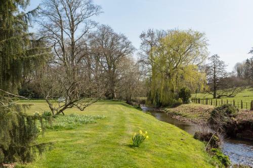 Llyswen Chateau Sleeps 18 With Wifi