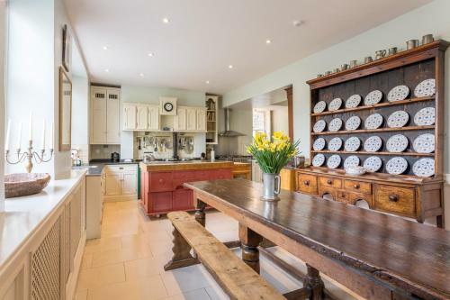 Llyswen Chateau Sleeps 18 With Wifi