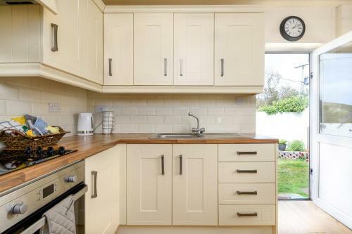 Abersant Cottage - Sleeps 5 With Hot Tub
