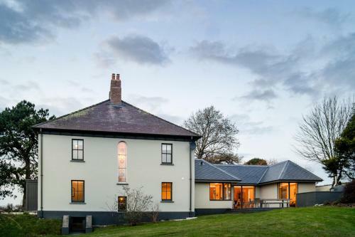 Llangoedmor Villa Sleeps 10