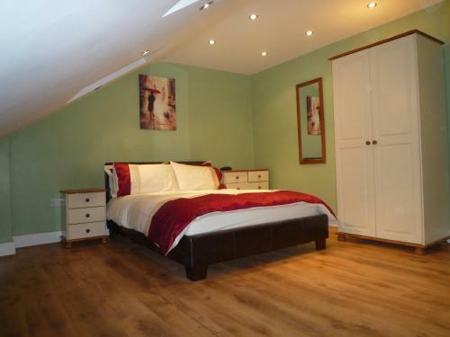 Camborne Avenue Apartment