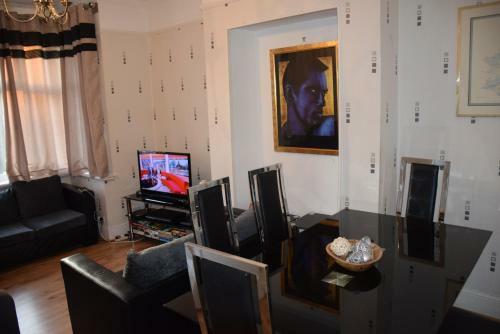 Camborne Avenue Apartment