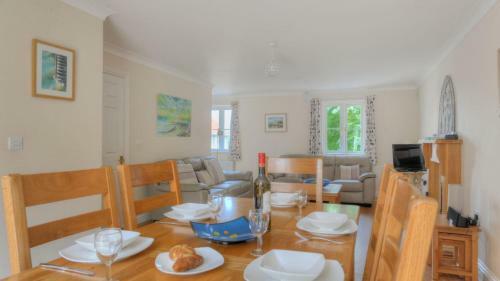 1 Woodroffe Meadow
