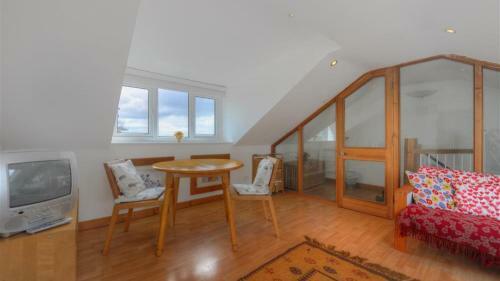 2 Kersbrook Gardens