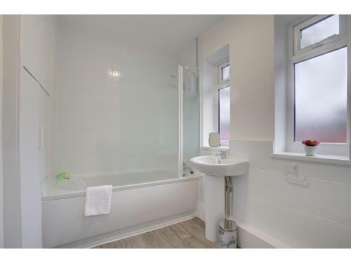Gorgeous 3 Bed Home Near Manchester Airport