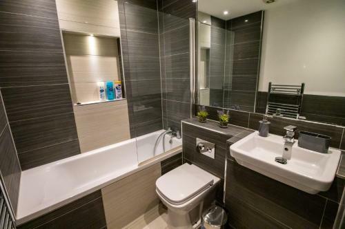 Central & Spacious Maidstone Apartment By Comfyworkers