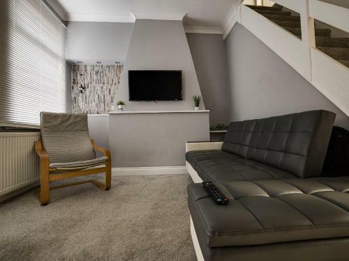 Haddon House Sleeps 7 - Workstays Uk
