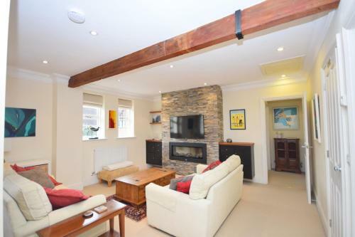 8 Angel Yard, Midhurst