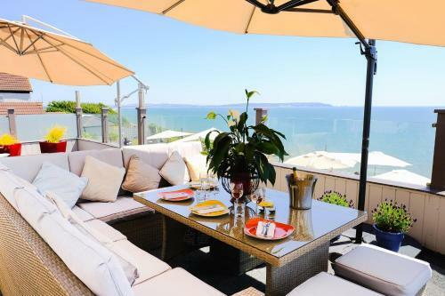 Posada Pebble Beach Restaurant, Terrace And Rooms