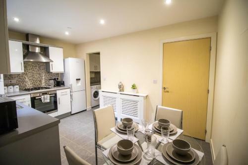 Apartamento Large Modern Contractor House With Balcony & Private Parking - Cmk By Comfy Workers