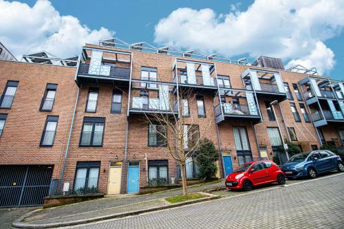 Apartamento Large Modern Contractor House With Balcony & Private Parking - Cmk By Comfy Workers