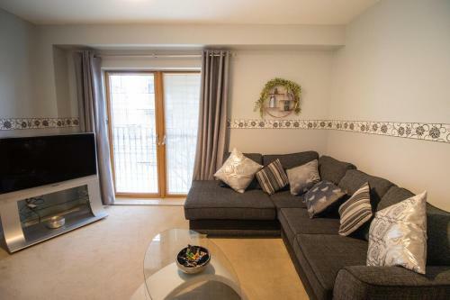 Apartamento Large Modern Contractor House With Balcony & Private Parking - Cmk By Comfy Workers