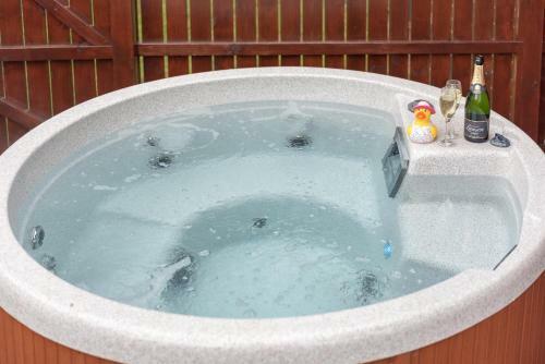 Conifer Lodge 8 With Hot Tub Newton Stewart