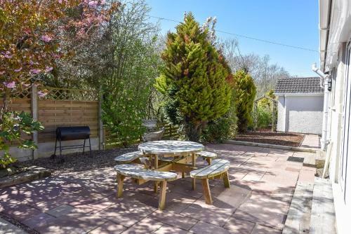 Modern 3-bed Bungalow In Moelfre - Private Garden!