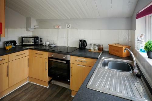 3 Bed House With Private Outdoor Space In Mold!