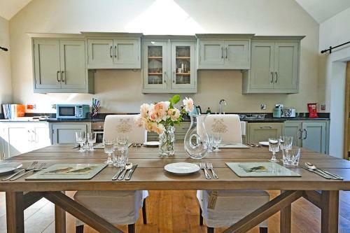 Morville Villa Sleeps 14 With Wifi