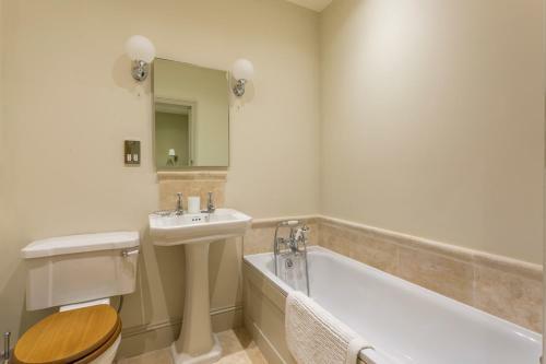Morville Villa Sleeps 14 With Wifi