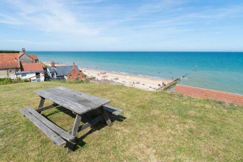 Mundesley Chateau Sleeps 12 With Wifi