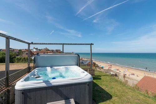Mundesley Chateau Sleeps 12 With Wifi
